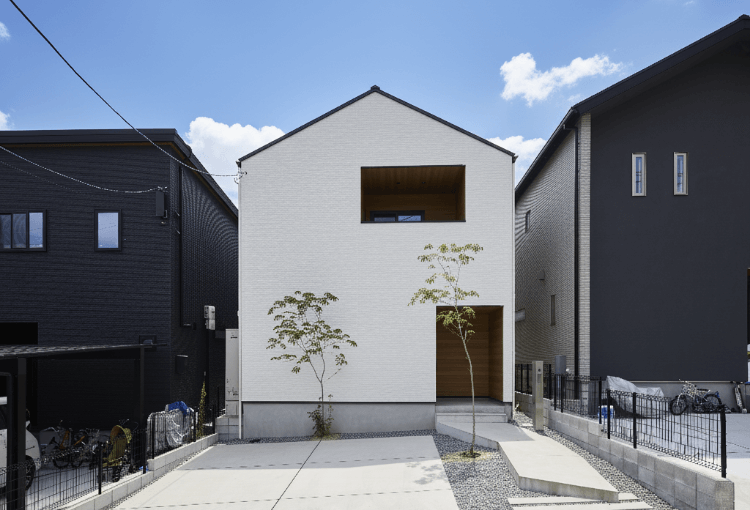 やさしい白壁と三角屋根の家