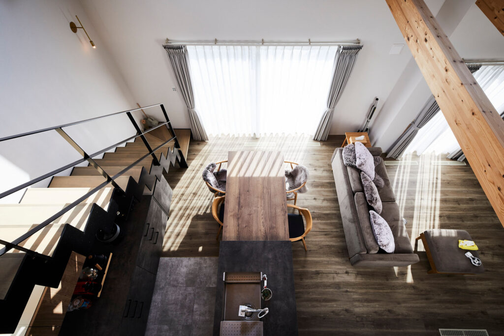 香芝市のおしゃれな注文住宅 階段とダイニング